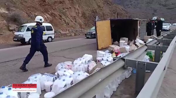 На перевале Камчик опрокинулся легкий грузовик, пострадавших нет - Sputnik Узбекистан