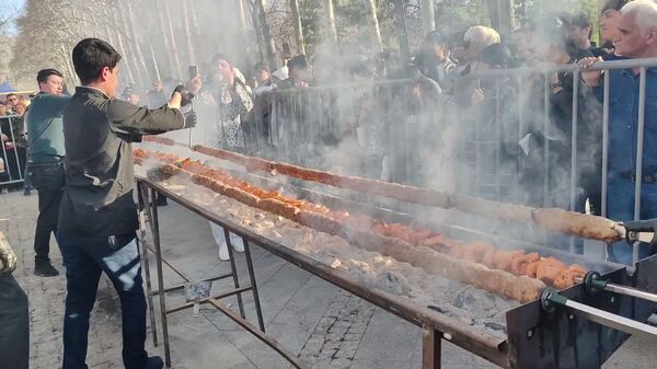 В Самарканде приготовили 50-метровый шашлык - Sputnik Узбекистан