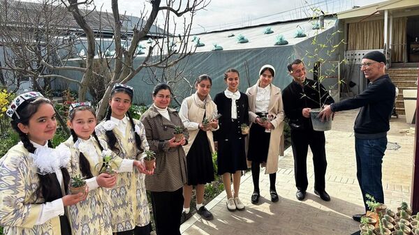 В Самарканде школам и детсадам подарили почти 45 тысяч цветов и саженцев - Sputnik Узбекистан