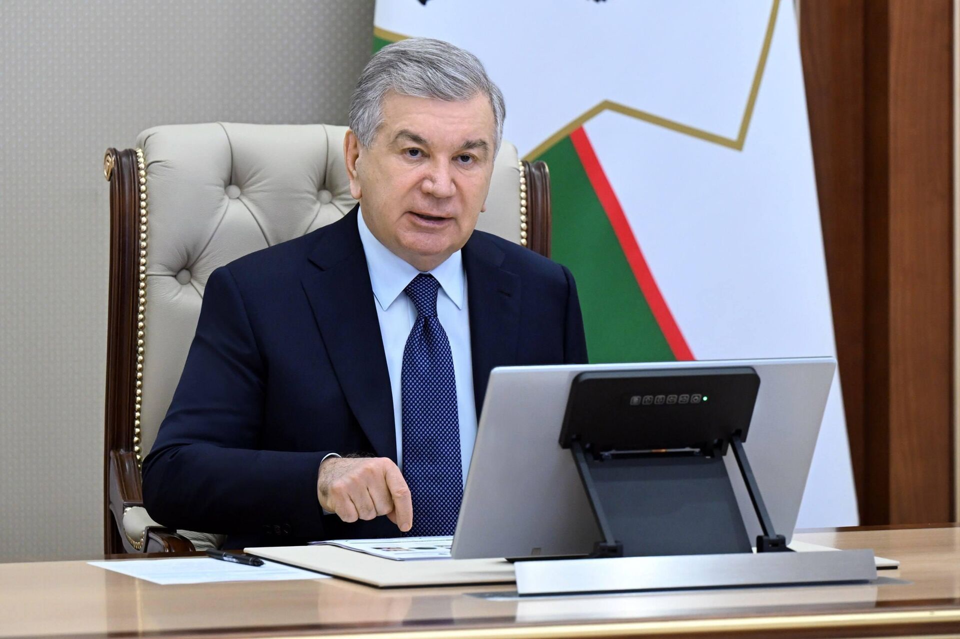 Президент Шавкат Мирзиёев ознакомился с презентацией о приоритетных общенациональных проектах в сфере экологии и охраны окружающей среды Президент Шавкат Мирзиёев ознакомился с презентацией о приоритетных общенациональных проектах в сфере экологии и охраны окружающей среды - Sputnik Узбекистан, 1920, 24.03.2026