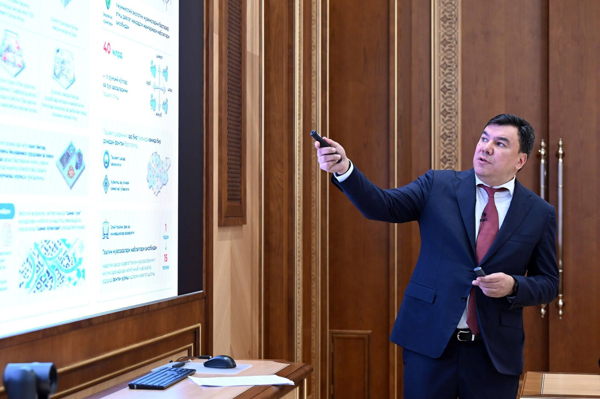 Президент Шавкат Мирзиёев ознакомился с презентацией о приоритетных общенациональных проектах в сфере экологии и охраны окружающей среды Президент Шавкат Мирзиёев ознакомился с презентацией о приоритетных общенациональных проектах в сфере экологии и охраны окружающей среды - Sputnik Узбекистан, 1920, 24.03.2026