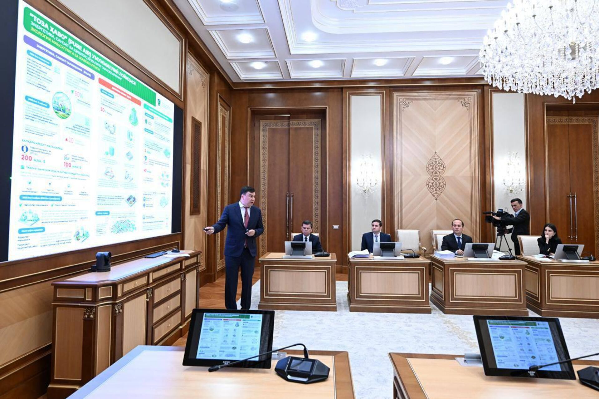 Президент Шавкат Мирзиёев ознакомился с презентацией о приоритетных общенациональных проектах в сфере экологии и охраны окружающей среды Президент Шавкат Мирзиёев ознакомился с презентацией о приоритетных общенациональных проектах в сфере экологии и охраны окружающей среды - Sputnik Узбекистан, 1920, 24.03.2026