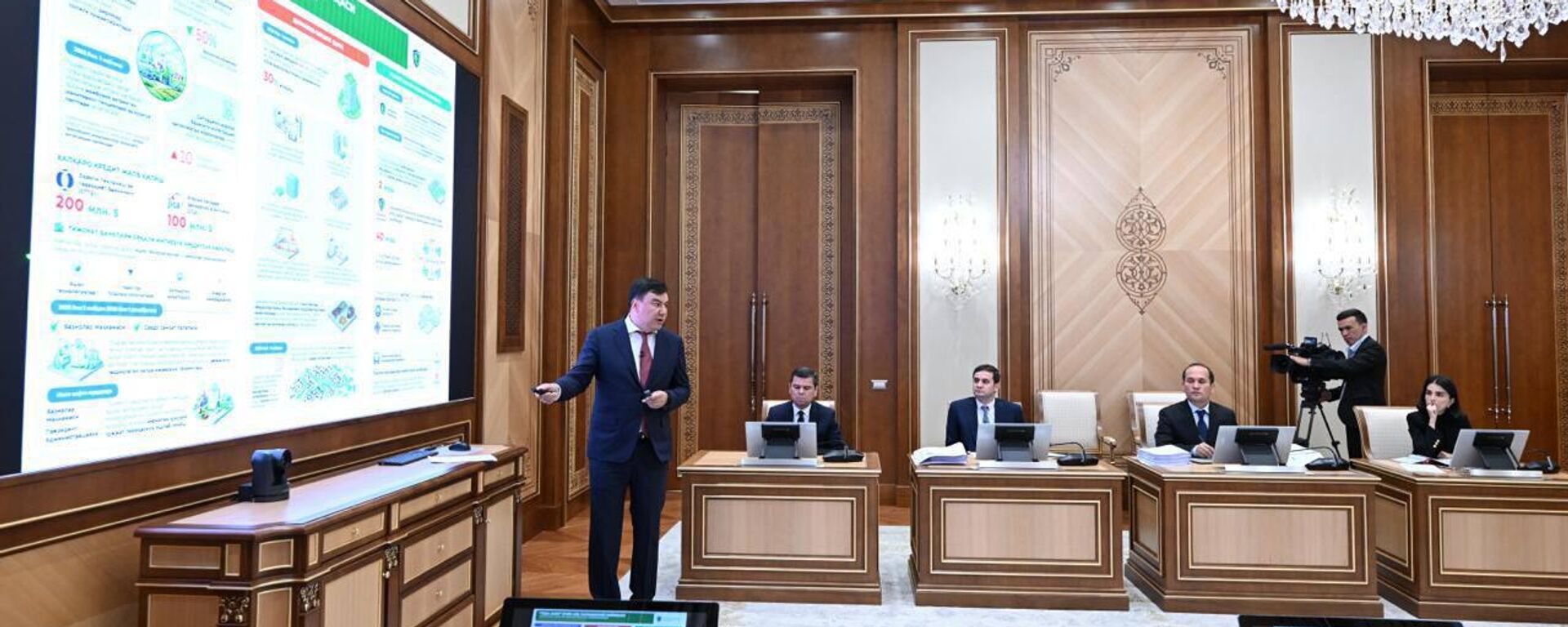 Президент Шавкат Мирзиёев ознакомился с презентацией о приоритетных общенациональных проектах в сфере экологии и охраны окружающей среды - Sputnik Ўзбекистон, 1920, 24.03.2026