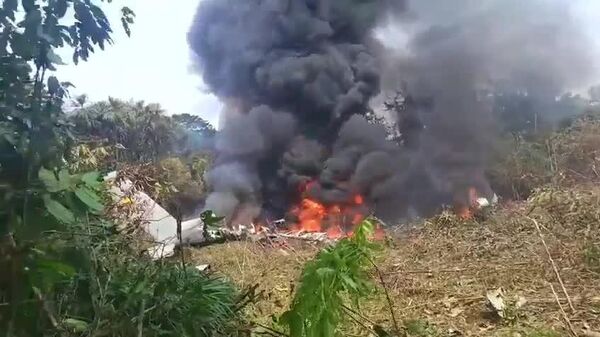 На юге Колумбии в результате крушения военно-транспортного самолета Hercules C-130 погибли 66 человек - Sputnik Узбекистан