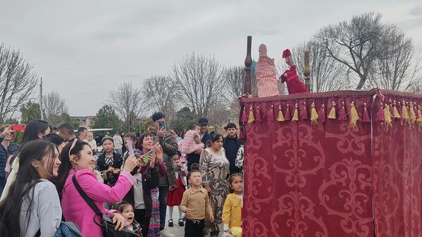 В Самарканде прошли бесплатные представления кукольных театров из Новосибирска и Томска. - Sputnik Узбекистан