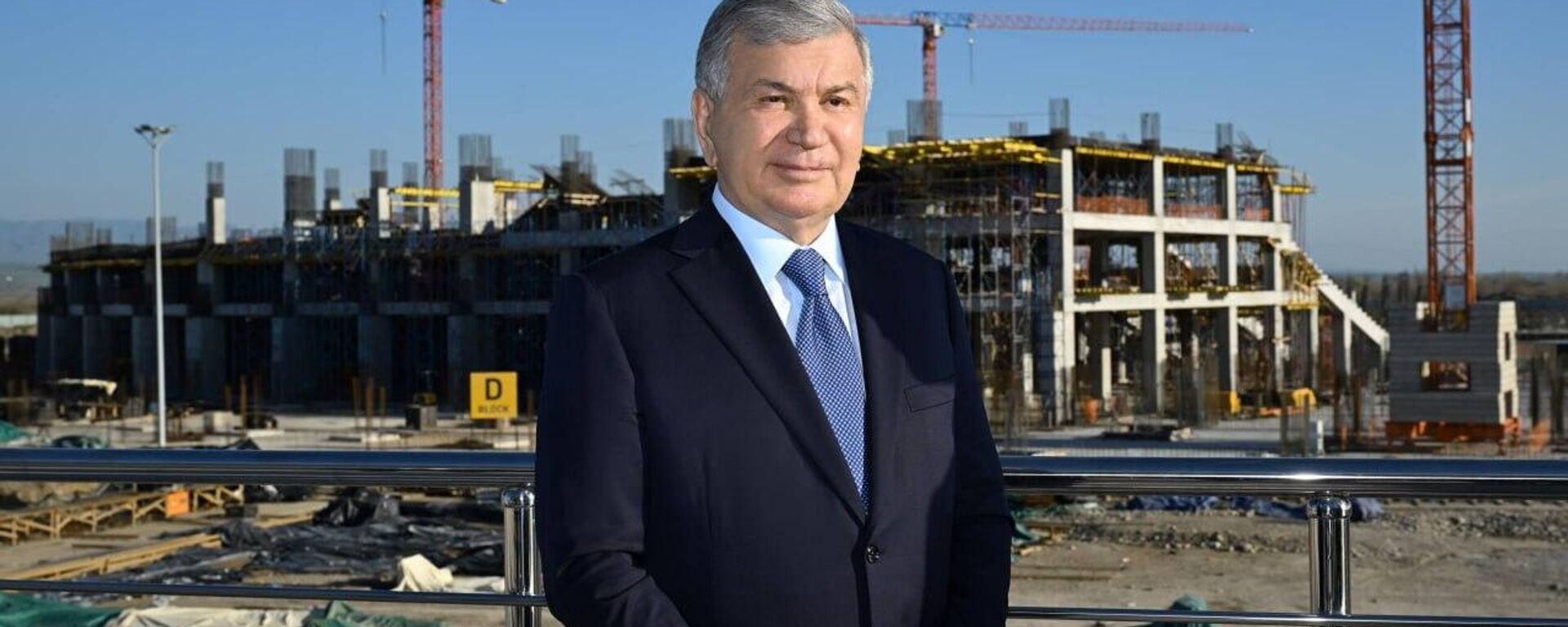 Шавкат Мирзиёев ознакомился со строительством футбольного стадиона в Новом Ташкенте  - Sputnik Узбекистан, 1920, 25.03.2026