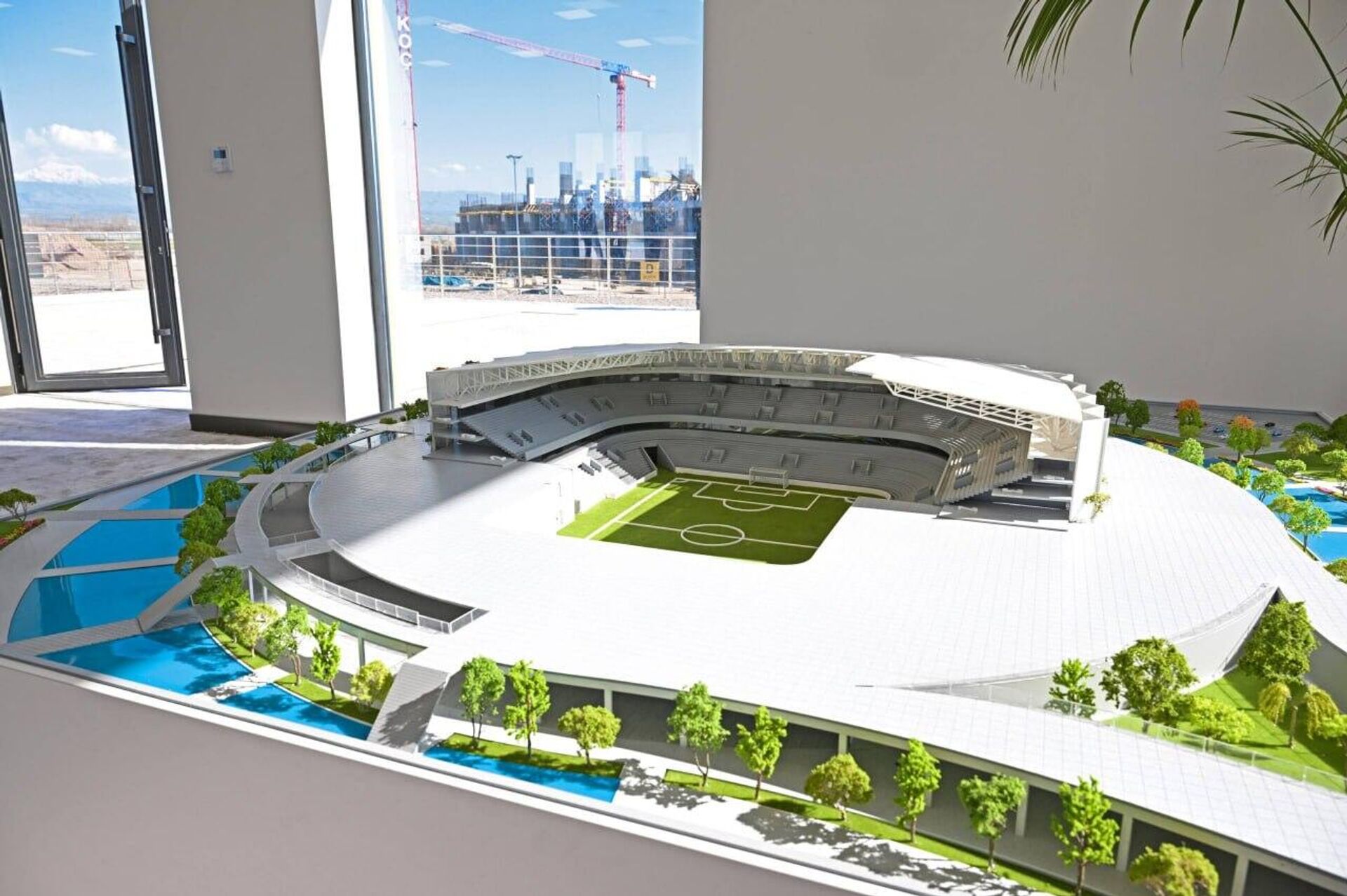 Шавкат Мирзиёев ознакомился со строительством футбольного стадиона в Новом Ташкенте  - Sputnik Узбекистан, 1920, 25.03.2026