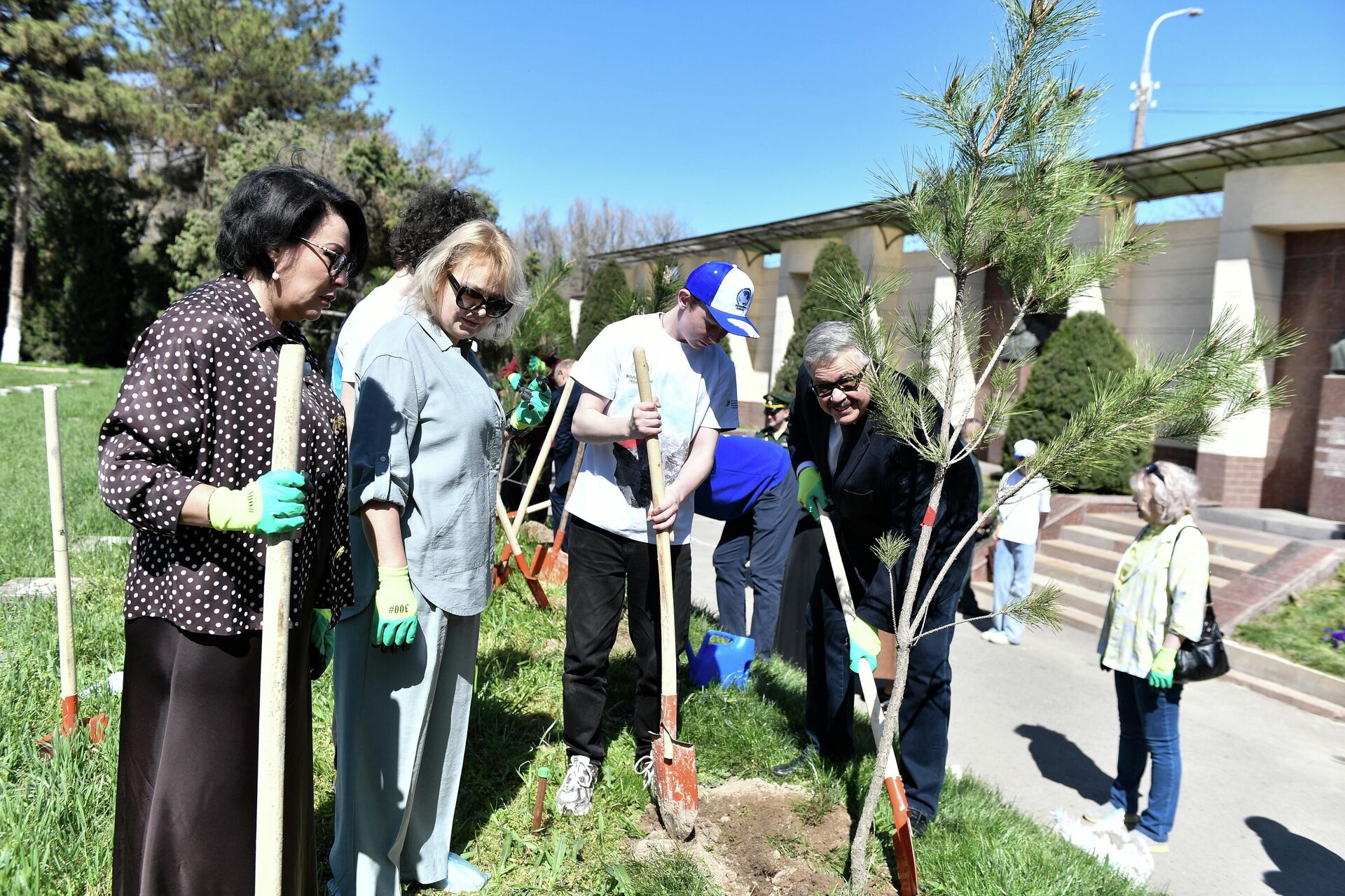 Сад памяти на Братских могилах - Sputnik Узбекистан, 1920, 25.03.2026