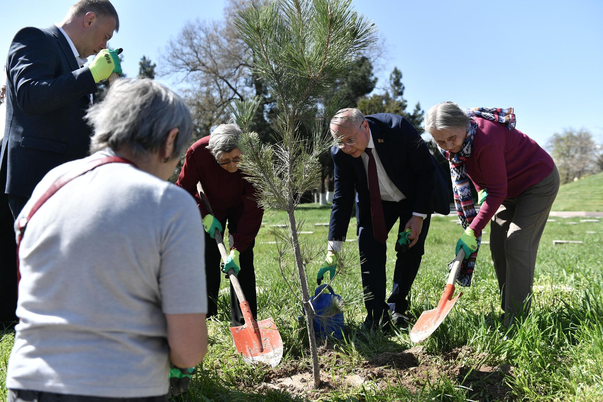 Сад памяти на Братских могилах - Sputnik Узбекистан, 1920, 25.03.2026