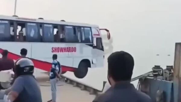 Минимум 18 человек погибли при падении пассажирского автобуса в реку в Бангладеш - Sputnik Узбекистан