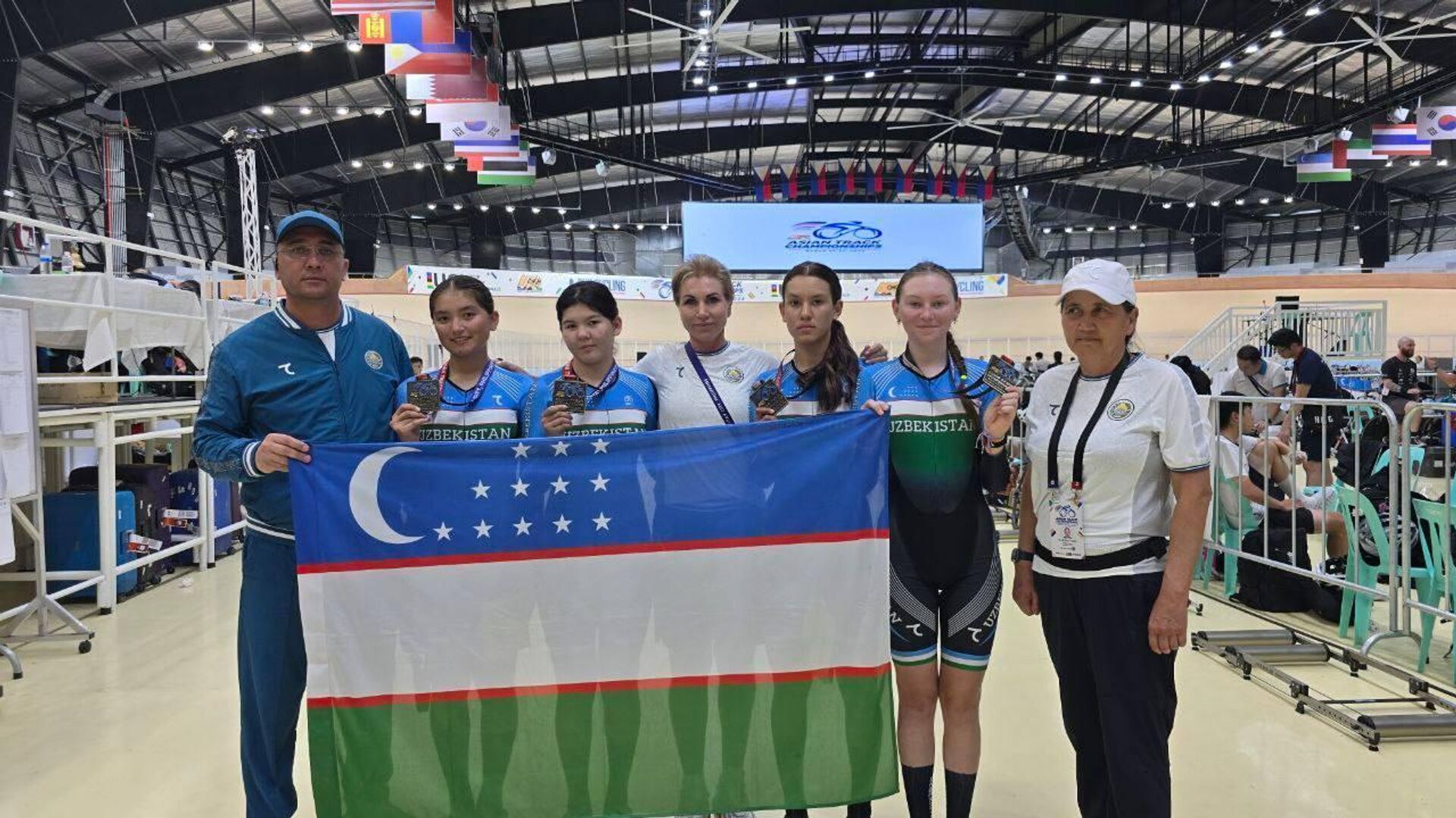  Велоспортсменки Узбекистана впервые в истории поднялись на пьедестал в командной дисциплине на ЧА - Sputnik Узбекистан, 1920, 26.03.2026