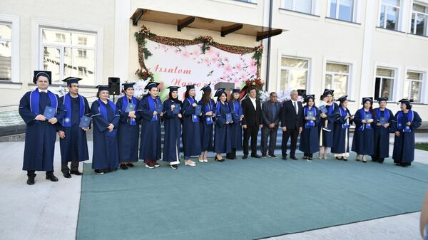 В Университете Герцена в Ташкенте магистрантам вручили дипломы - Sputnik Узбекистан