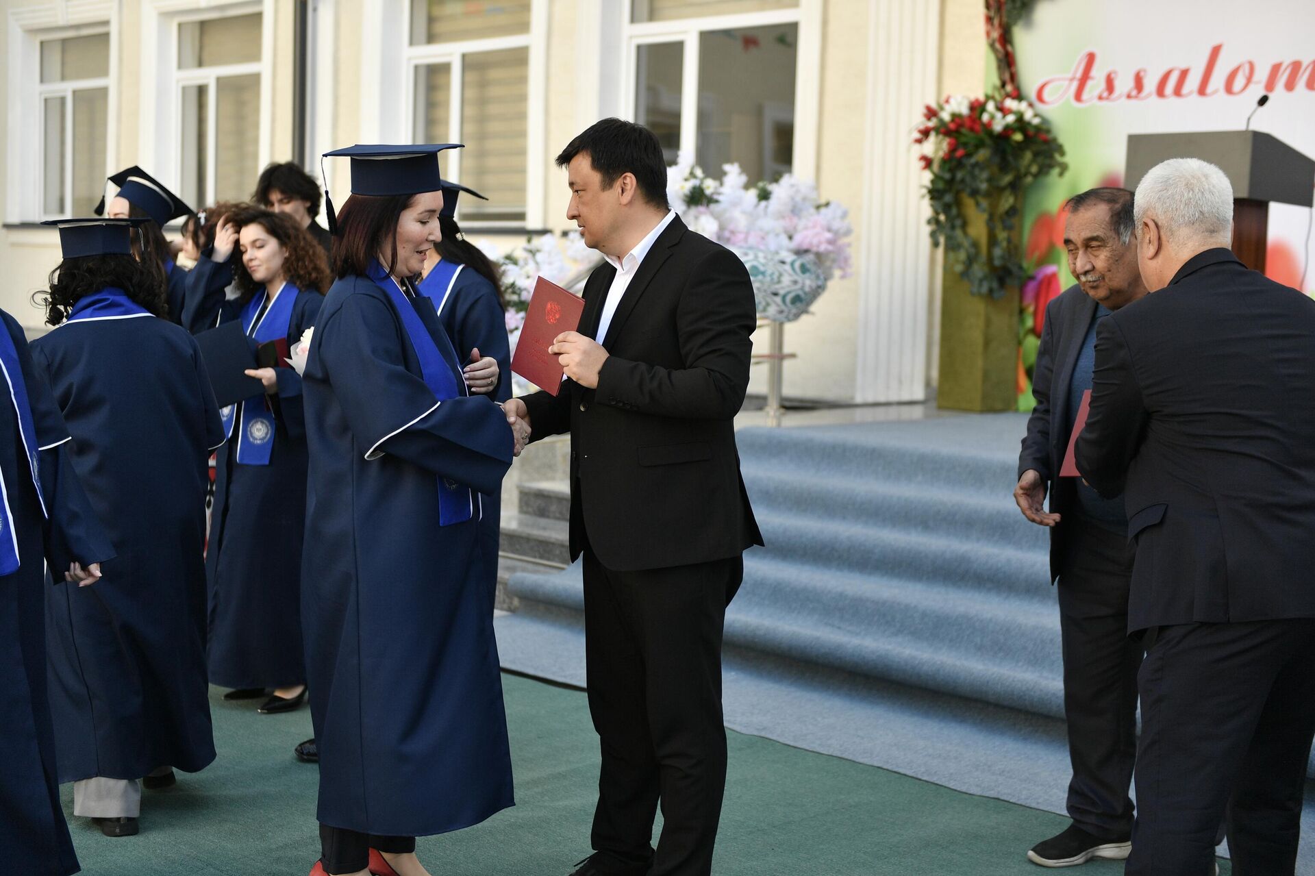 В Университете Герцена в Ташкенте магистрантам вручили дипломы - Sputnik Ўзбекистон, 1920, 26.03.2026