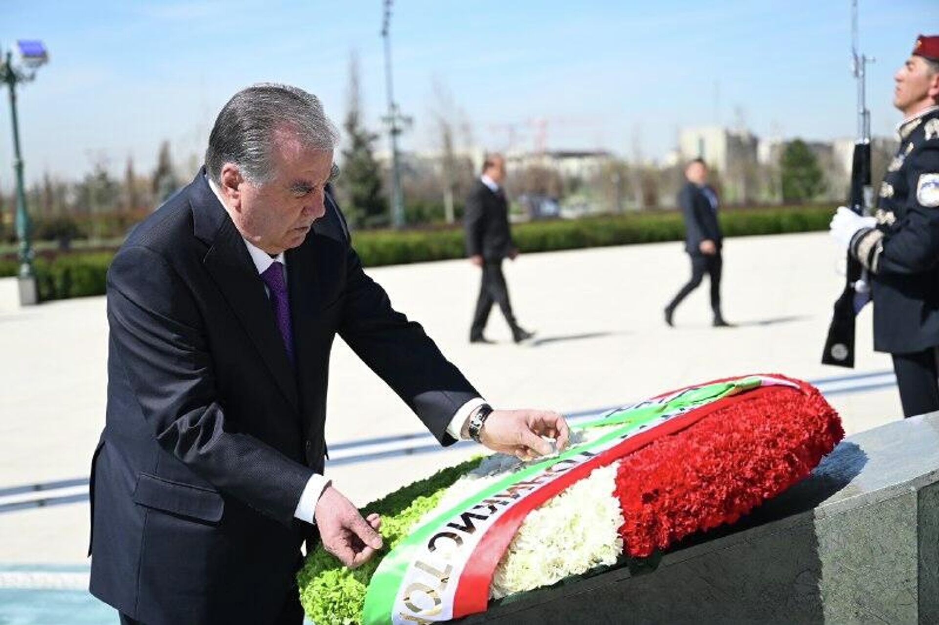 Эмомали Рахмон возложил венок к Монументу Независимости в парке Янги Узбекистон Эмомали Рахмон возложил венок к Монументу Независимости в парке Янги Узбекистон - Sputnik Узбекистан, 1920, 26.03.2026