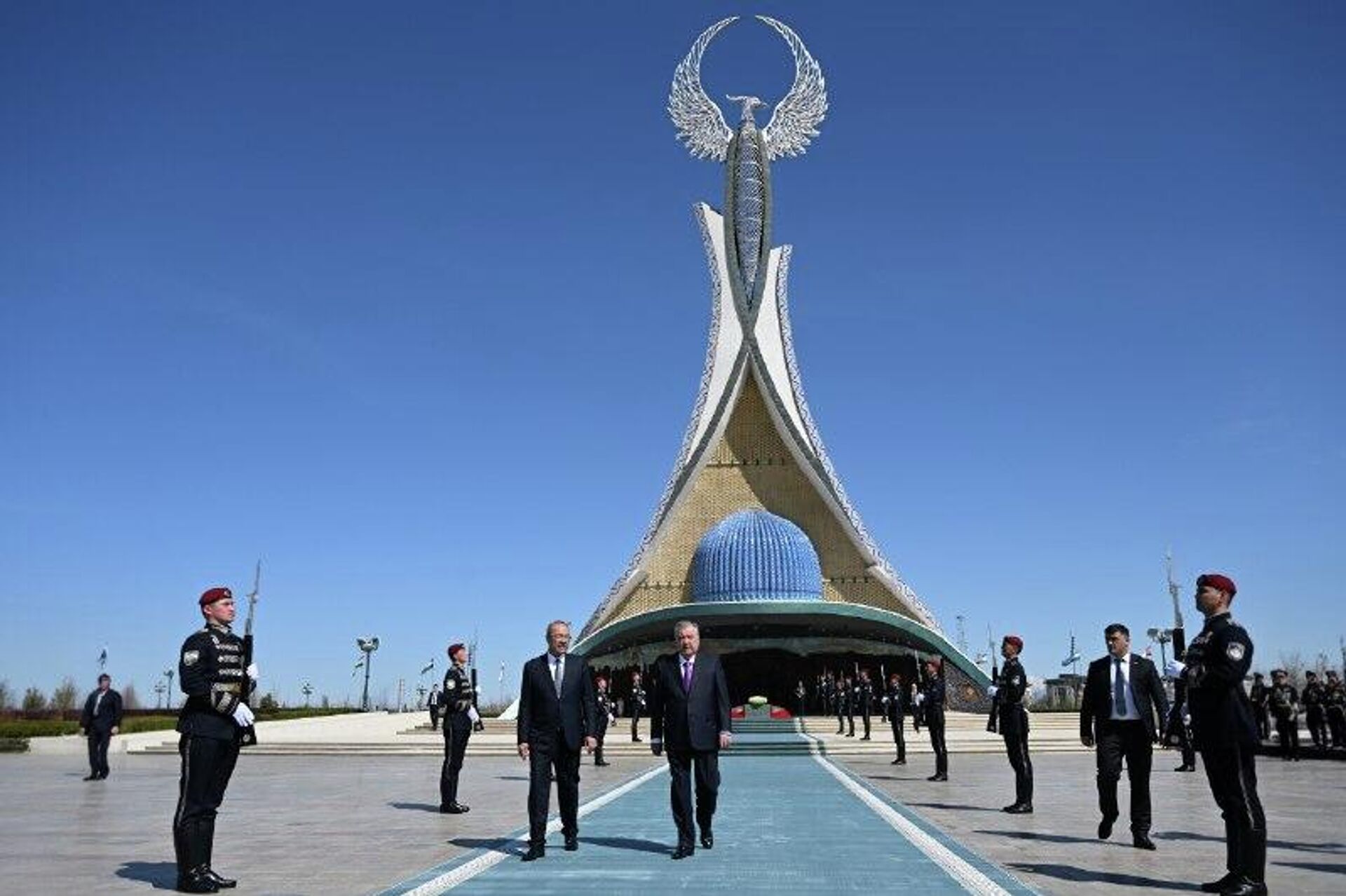 Эмомали Рахмон возложил венок к Монументу Независимости в парке Янги Узбекистон Эмомали Рахмон возложил венок к Монументу Независимости в парке Янги Узбекистон - Sputnik Узбекистан, 1920, 26.03.2026