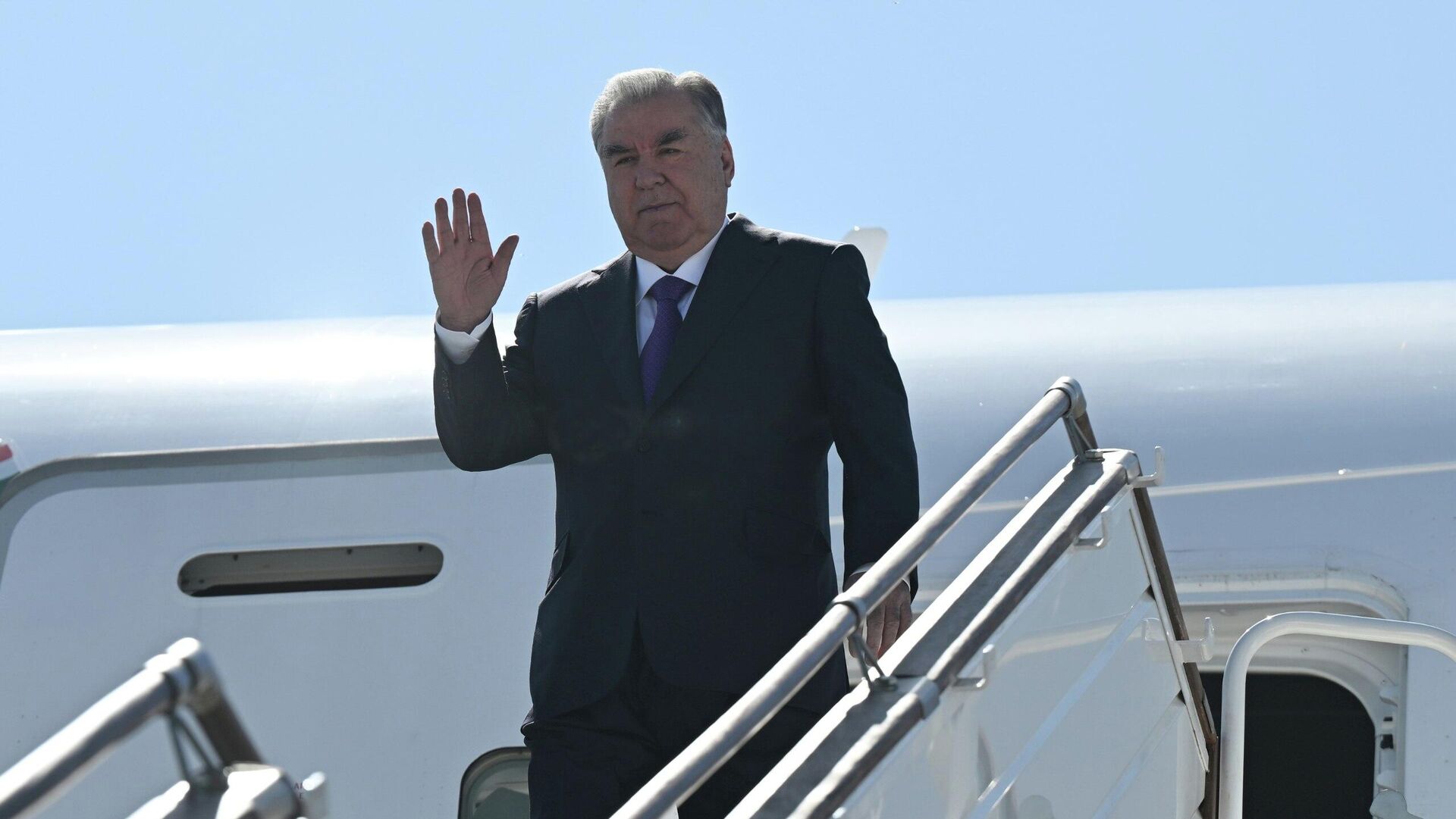 Президент Таджикистана прибыл с визитом в Узбекистан Президент Таджикистана прибыл с визитом в Узбекистан - Sputnik Узбекистан, 1920, 26.03.2026