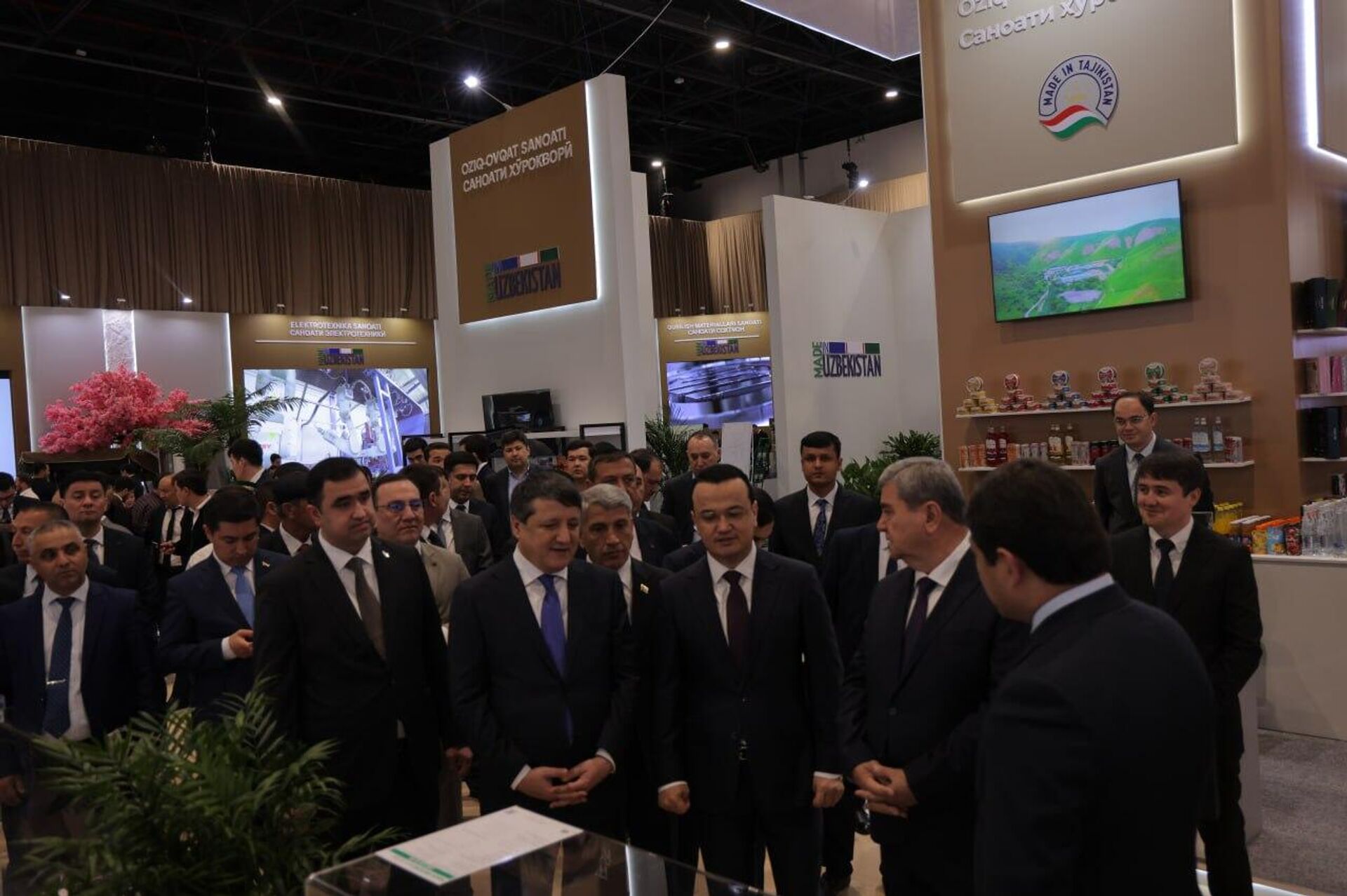 Открыта совместная выставка промышленной кооперации между Узбекистаном и Таджикистаном - Sputnik Ўзбекистон, 1920, 26.03.2026