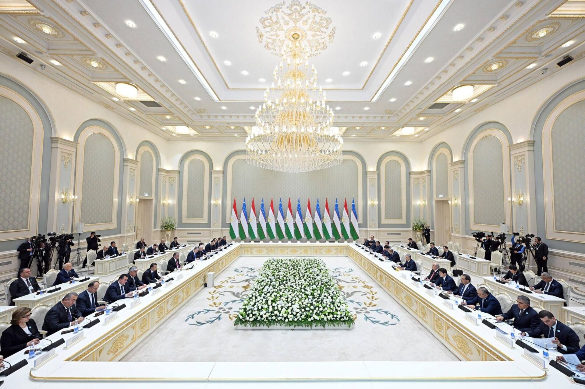 Лидеры Узбекистана и Таджикистана провели первое заседание Высшего межгосударственного совета  - Sputnik Ўзбекистон, 1920, 26.03.2026