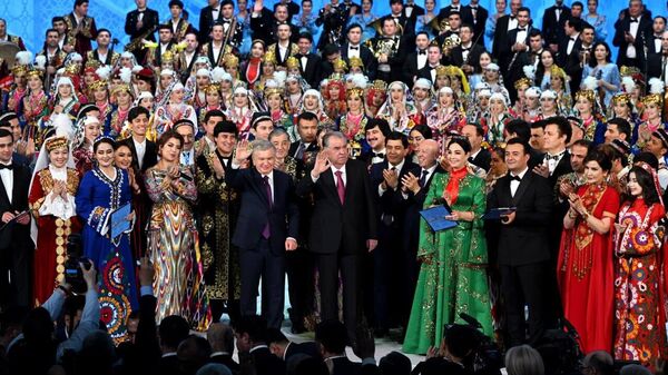 Президенты Узбекистана и Таджикистана приняли участие в совместном концерте мастеров искусств - Sputnik Узбекистан