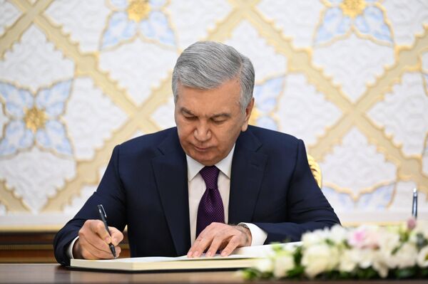 Prezidenti Shavkat Mirziyoyev i Emomali Raxmon otkrili novoe zdanie posolstva Tadjikistana v Tashkente - Sputnik O‘zbekiston