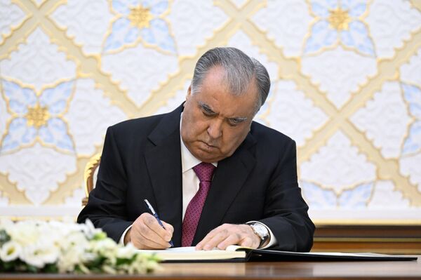 Prezidenti Shavkat Mirziyoyev i Emomali Raxmon otkrili novoe zdanie posolstva Tadjikistana v Tashkente - Sputnik O‘zbekiston