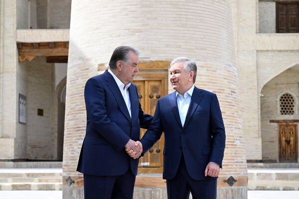  Shavkat Mirziyoyev i Emomali Raxmon posetili mavzolei Baxauddina Nakshbanda i Samanidov - Sputnik O‘zbekiston