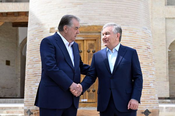  Shavkat Mirziyoyev i Emomali Raxmon posetili mavzolei Baxauddina Nakshbanda i Samanidov - Sputnik O‘zbekiston