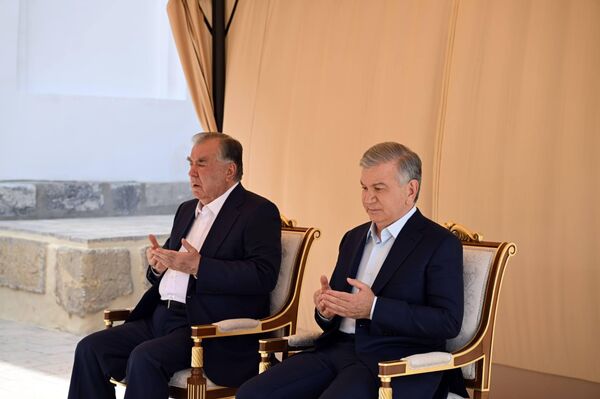  Shavkat Mirziyoyev i Emomali Raxmon posetili mavzolei Baxauddina Nakshbanda i Samanidov - Sputnik O‘zbekiston