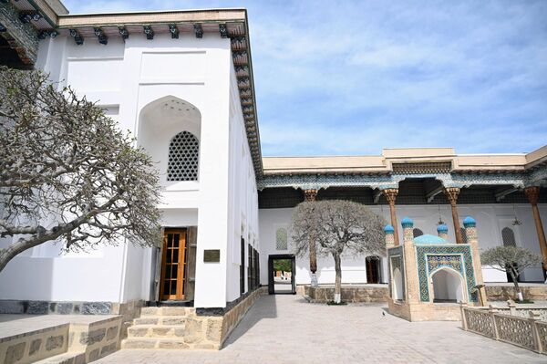  Shavkat Mirziyoyev i Emomali Raxmon posetili mavzolei Baxauddina Nakshbanda i Samanidov - Sputnik O‘zbekiston