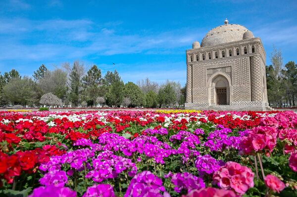  Shavkat Mirziyoyev i Emomali Raxmon posetili mavzolei Baxauddina Nakshbanda i Samanidov - Sputnik O‘zbekiston