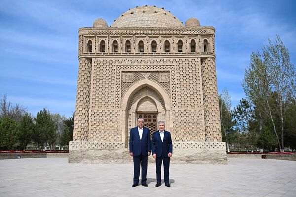  Shavkat Mirziyoyev i Emomali Raxmon posetili mavzolei Baxauddina Nakshbanda i Samanidov - Sputnik O‘zbekiston