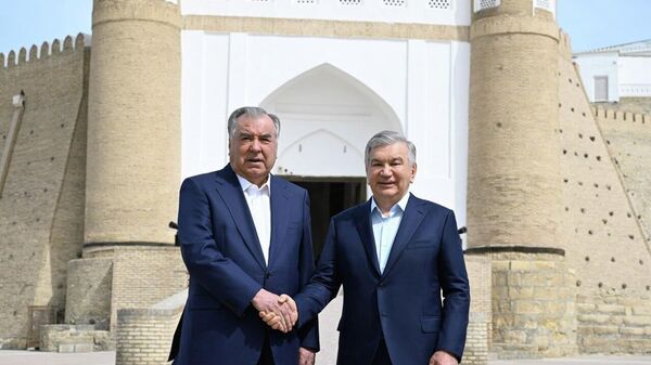 Emomali Raxmon vmeste s Shavkatom Mirziyoyevim oznakomilis s krepostyu Ark, ansamblyami Poi-Kalyan i Lyabi-Xauz - Sputnik O‘zbekiston