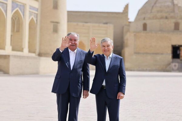 Emomali Raxmon vmeste s Shavkatom Mirziyoyevim oznakomilis s krepostyu Ark, ansamblyami Poi-Kalyan i Lyabi-Xauz - Sputnik O‘zbekiston