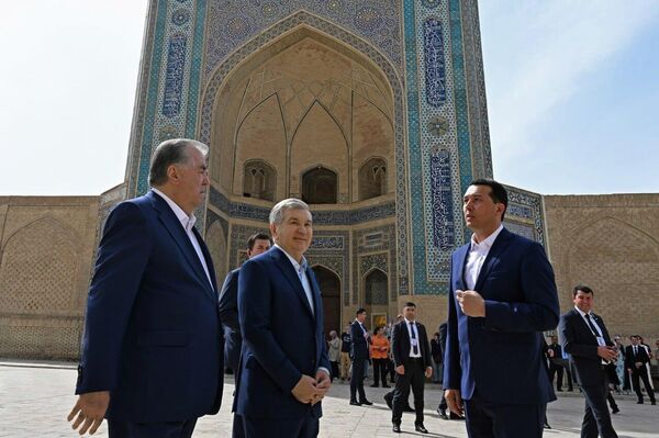 Emomali Raxmon vmeste s Shavkatom Mirziyoyevim oznakomilis s krepostyu Ark, ansamblyami Poi-Kalyan i Lyabi-Xauz - Sputnik O‘zbekiston