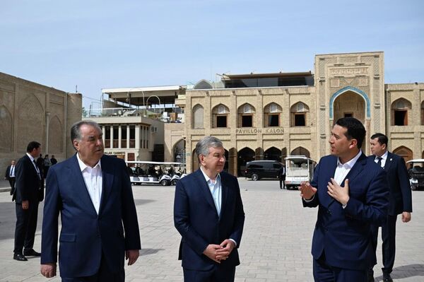 Emomali Raxmon vmeste s Shavkatom Mirziyoyevim oznakomilis s krepostyu Ark, ansamblyami Poi-Kalyan i Lyabi-Xauz - Sputnik O‘zbekiston