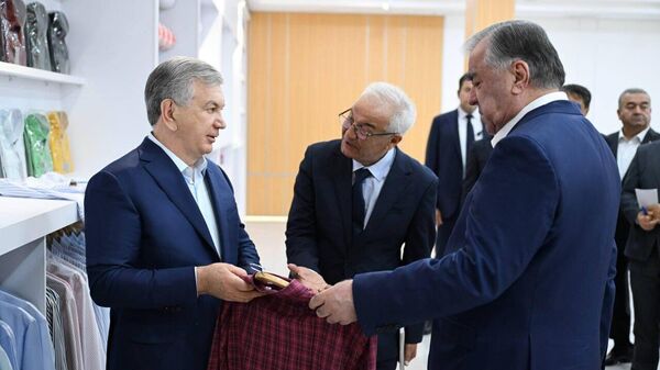Шавкат Мирзиёев и Эмомали Рахмон посетили текстильную фабрику в Бухарской области - Sputnik Узбекистан
