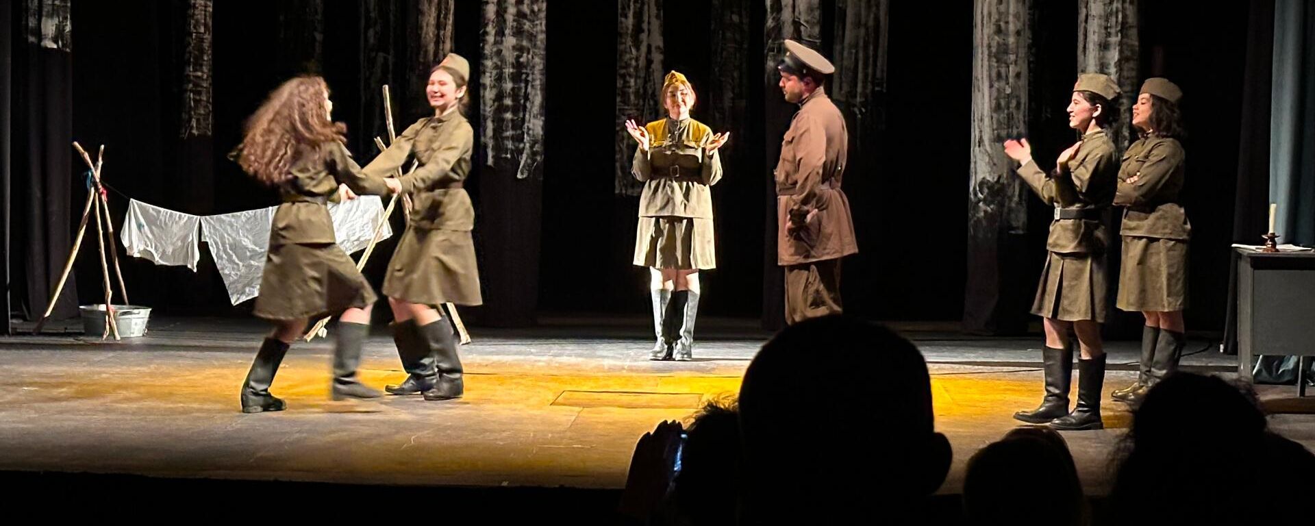 “Ҳур қизлар”: Жиззахдаги ҚФУ филиали талабалари катта саҳнада чиқиш қилди “Ҳур қизлар”: Жиззахдаги ҚФУ филиали талабалари катта саҳнада чиқиш қилди - Sputnik Ўзбекистон, 1920, 27.03.2026
