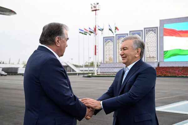 Визит Эмомали Рахмона в Узбекистан завершился Визит Эмомали Рахмона в Узбекистан завершился - Sputnik Узбекистан