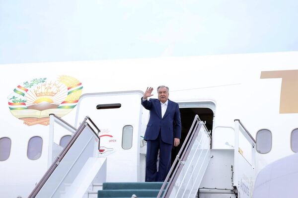 Визит Эмомали Рахмона в Узбекистан завершился Визит Эмомали Рахмона в Узбекистан завершился - Sputnik Узбекистан