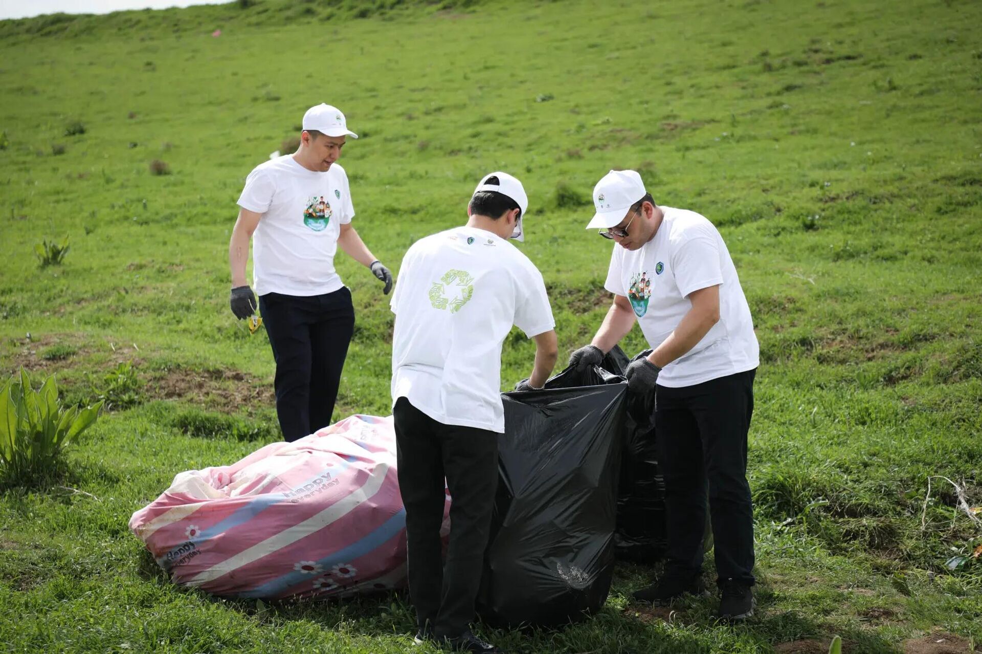 В ходе масштабной акции территорию Узбекистана очистили от почти 98 тонн отходов - Sputnik Узбекистан, 1920, 31.03.2026
