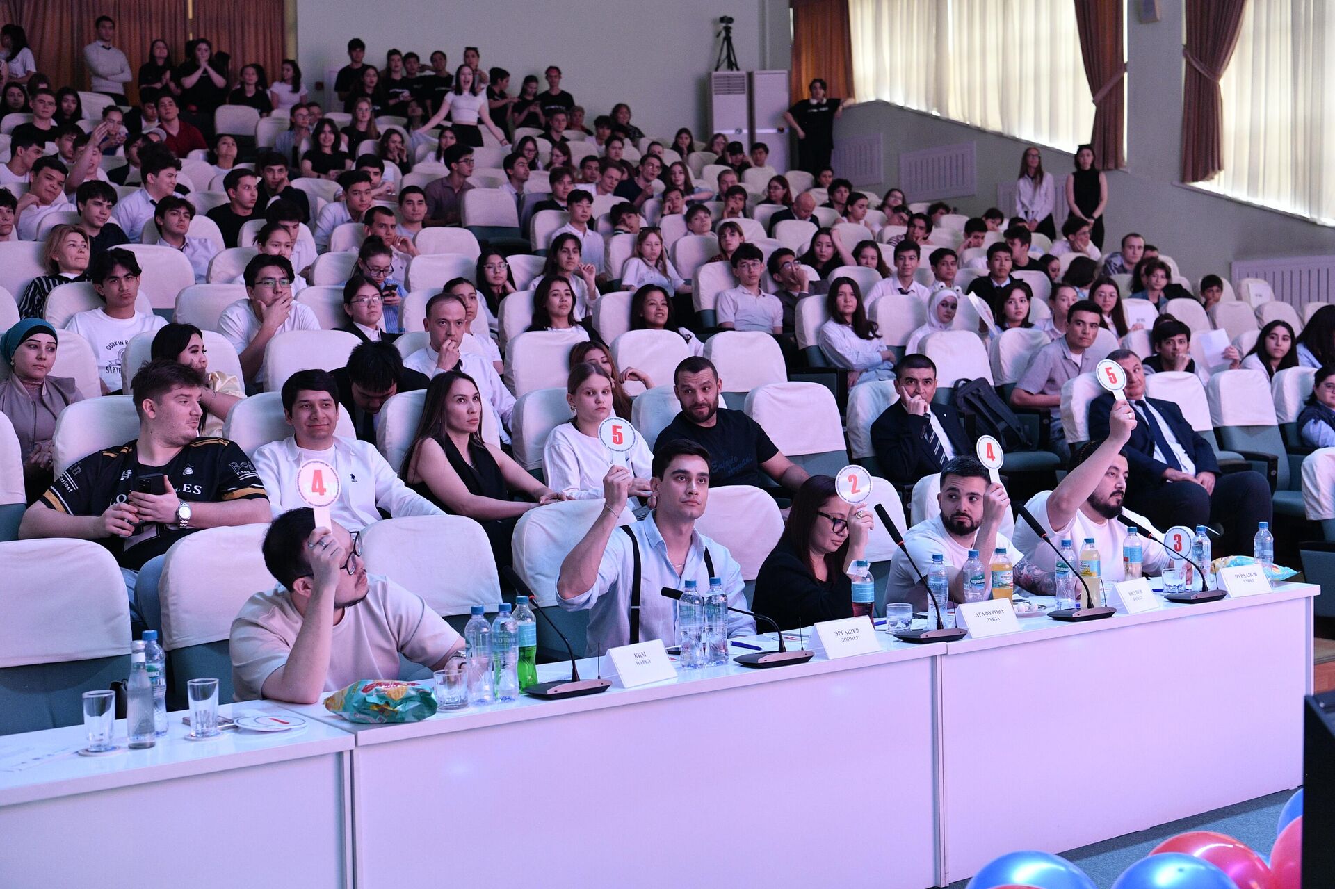 В ташкентском филиале РГУ нефти и газа имени И. М. Губкина прошли юмористические соревнования КВН: Битва вузов - Sputnik Узбекистан, 1920, 02.04.2026