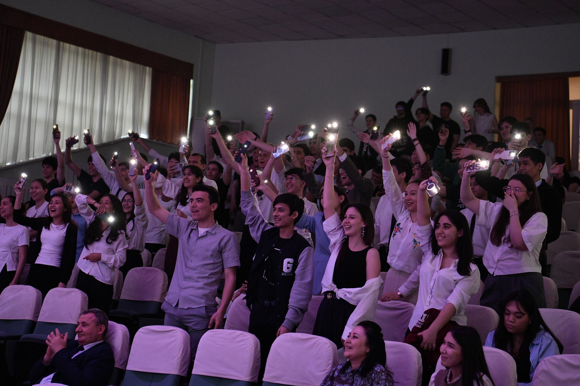 В ташкентском филиале РГУ нефти и газа имени И. М. Губкина прошли юмористические соревнования КВН: Битва вузов - Sputnik Узбекистан, 1920, 02.04.2026