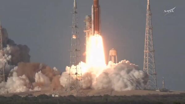 Первая за 53 года пилотируемая миссия на Луну стартовала в США - Sputnik Узбекистан