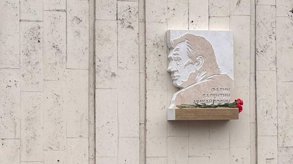 Memorialnaya doska vidayushemusya diplomatu, glave Agentstva pechati Novosti Valentinu Falinu otkrita v Moskve - Sputnik O‘zbekiston
