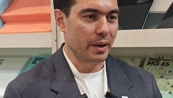 На выставке Mebel & Decor 2026 продукцию представила совместная российско-узбекская компания по производству поролона, передает корреспондент @SputnikUzbekistan - Sputnik Узбекистан