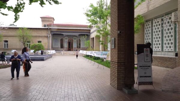 В Ташкенте прошла выставка Шедевры эпохи Тимуридов, посвященная 690-летию со дня рождения Амира Темура - Sputnik Узбекистан