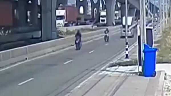 В Таиланде бетономешалка упала с моста на дорогу - Sputnik Узбекистан