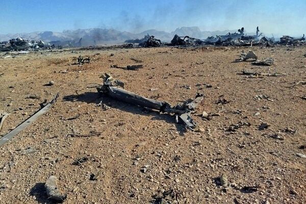 Гостелерадиокомпания Ирана показала кадры с уничтоженной авиатехникой США, которая, как утверждается, использовалась в операции по спасению пилота сбитого F-15 - Sputnik Узбекистан