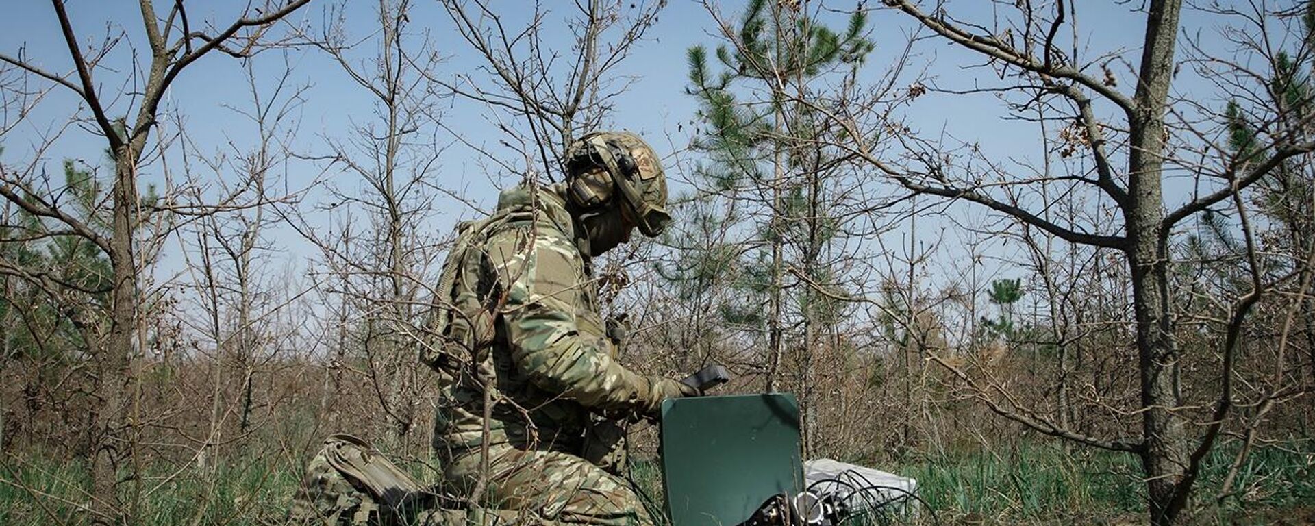 Россия начала массово поставлять на передовую компактные спутниковые терминалы Спирит-030 - Sputnik Ўзбекистон, 1920, 06.04.2026