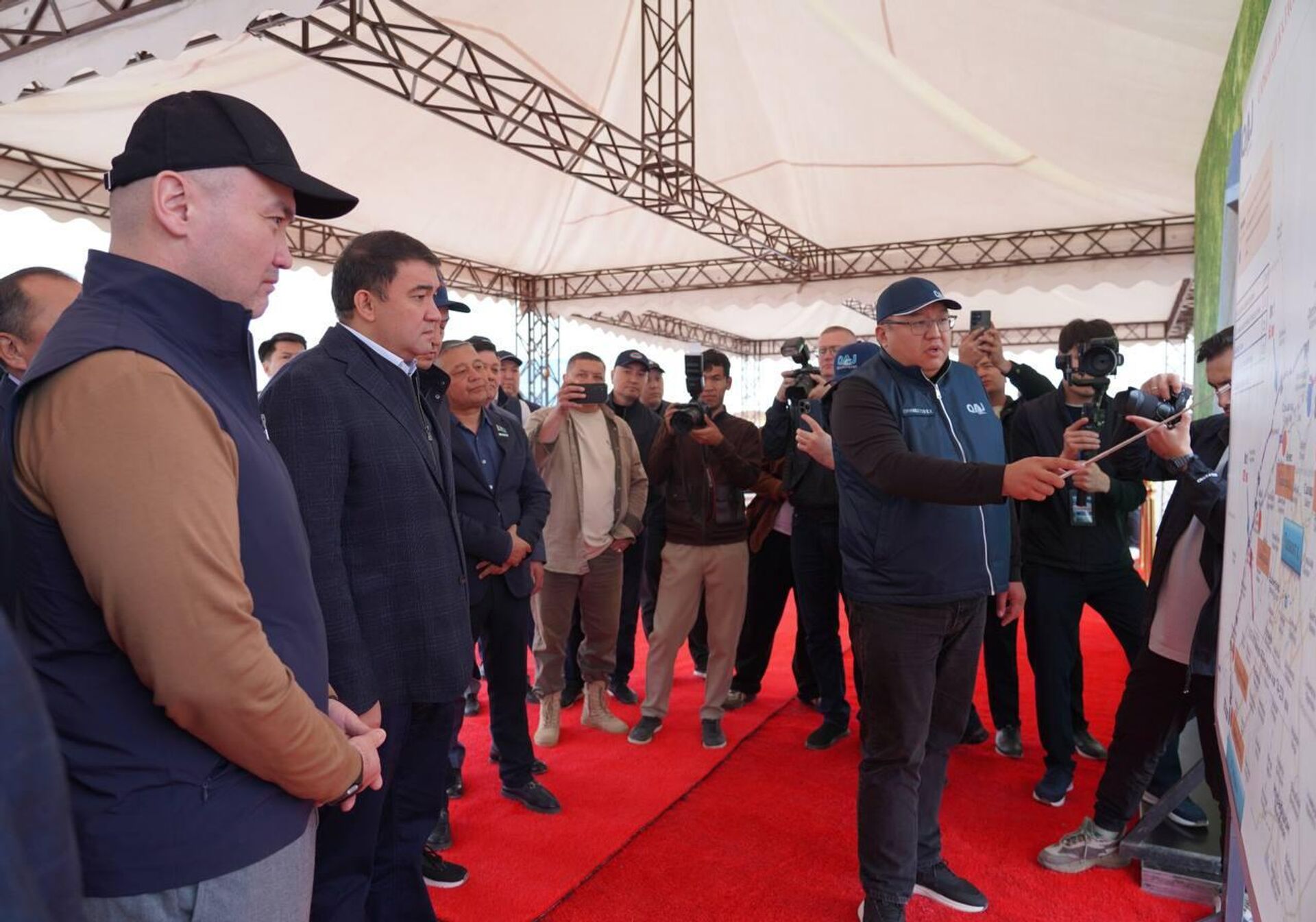 Казахстан начал строительство дороги на юге страны для ускорения транзита в Узбекистан Казахстан начал строительство дороги на юге страны для ускорения транзита в Узбекистан - Sputnik Узбекистан, 1920, 06.04.2026